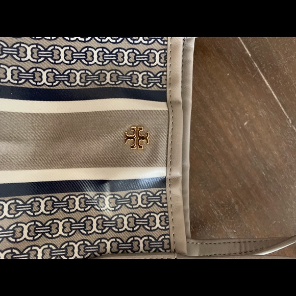 Tory Burch Gemini Link Tote - Picture 2 of 9